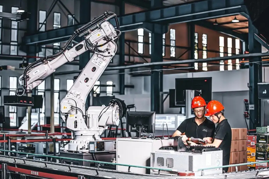 研究发现工作场所机器人可能导致工作不安全