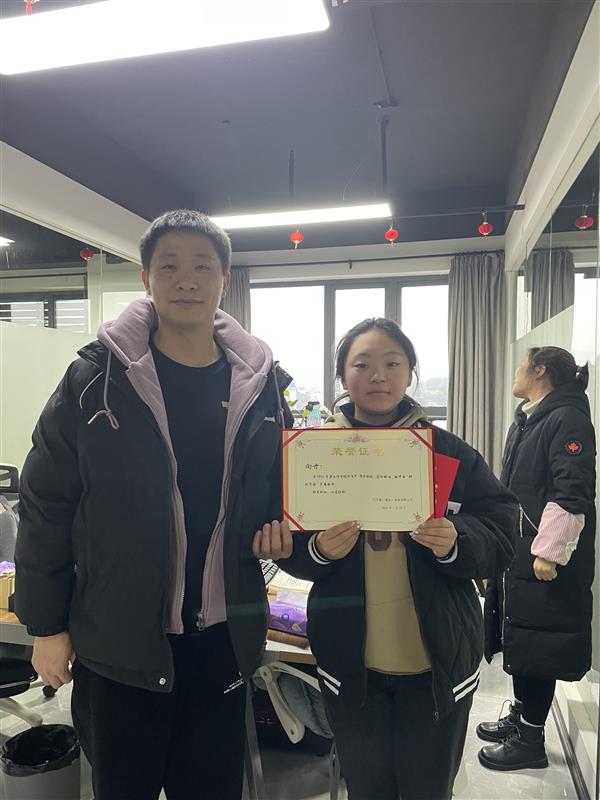 运营中心获奖人员向丹