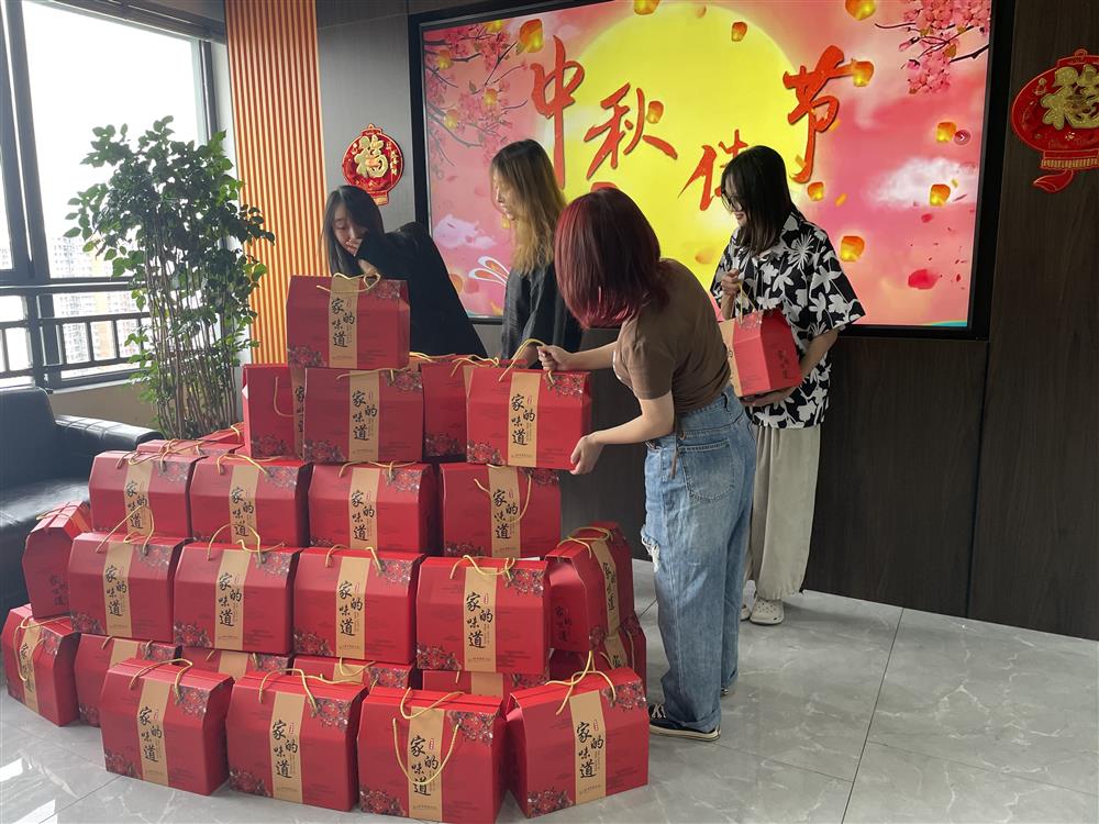 发放月饼礼盒